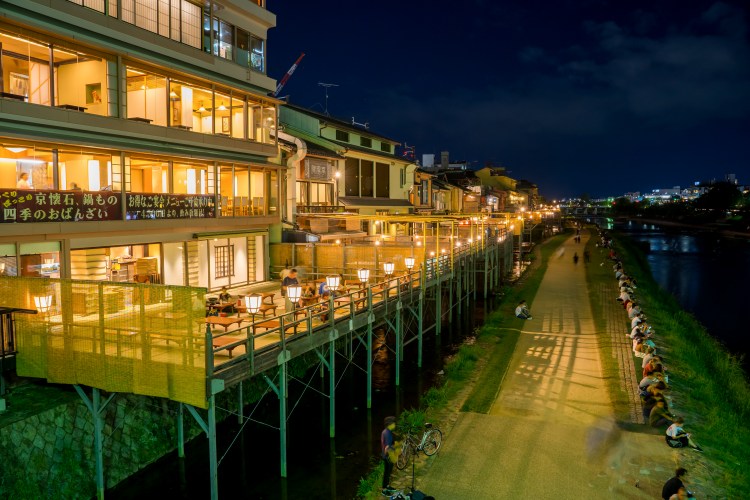 Savourez le goût de l'été en écoutant le murmure de la rivière Kamogawa sur le Noryo Yuka