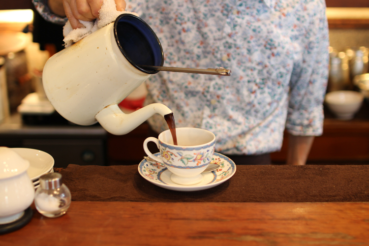 Le quotidien d’un café apprécié de longue date et qui chérit les petites choses.