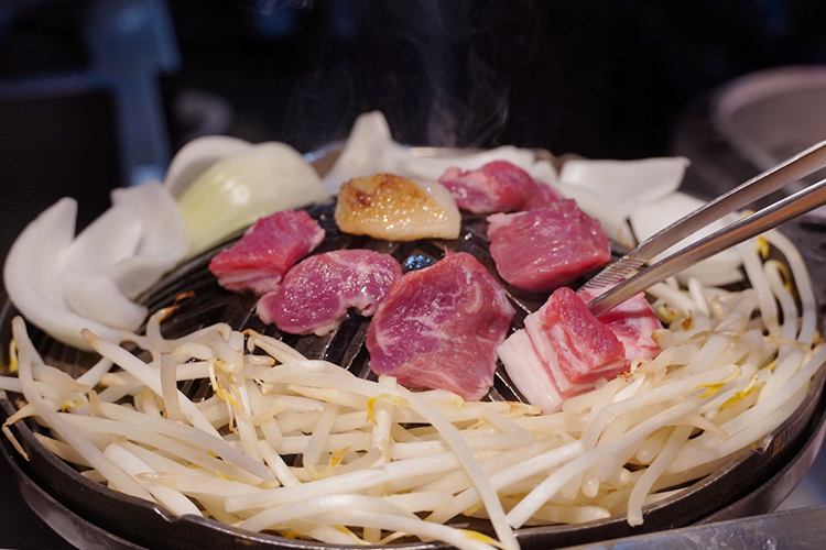 繋ぐ“命のバトン”。「すすきの」で、こだわりの北海道産サフォーク羊を味わって