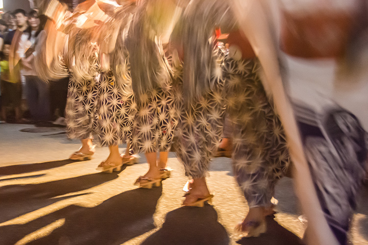 Dansez avec n’importe qui et créez une interaction. Danse Bon de longue date « Gujo Odori »