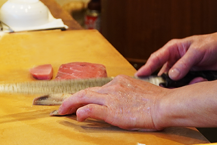 “この道一筋50年”熟練の技に舌鼓をうつ、気軽さのある贅沢な時間「鮨榮」