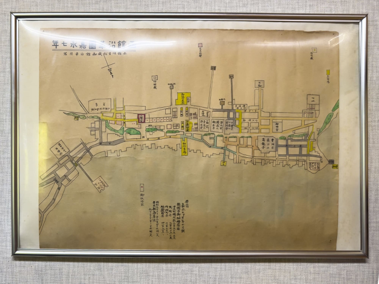 Selon une réplique de la carte historique de Hakodate publiée en 1854, le sanctuaire Hakodate Hachimangu est situé légèrement à gauche du centre, entouré de rouge, et il y a une porte torii au bout de la route (pente) devant lui.