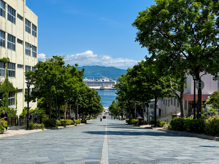 Hachimanzaka est une pente droite offrant une vue panoramique jusqu'à la mer.