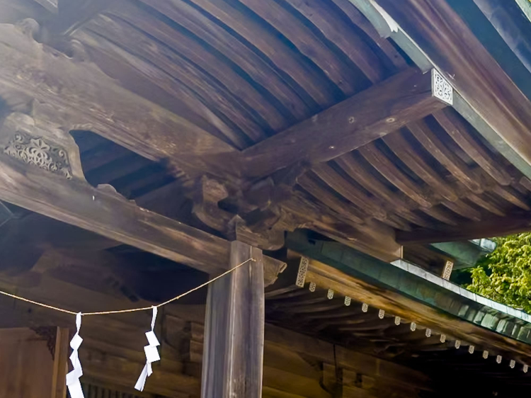 Les décorations de chevrons sont des morceaux de bois disposés à intervalles égaux sous le toit, et la partie où les piliers se rejoignent au milieu présente un dessin qui ressemble à la forme d'une fleur.