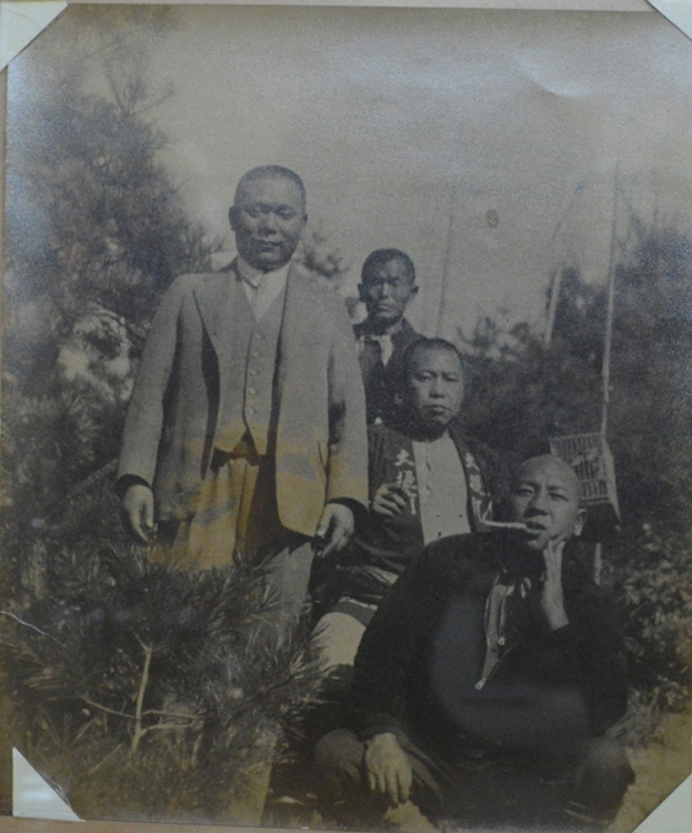 Le premier propriétaire, Fusaharu Kamiya, tient un cigare en bas à droite de la photo.