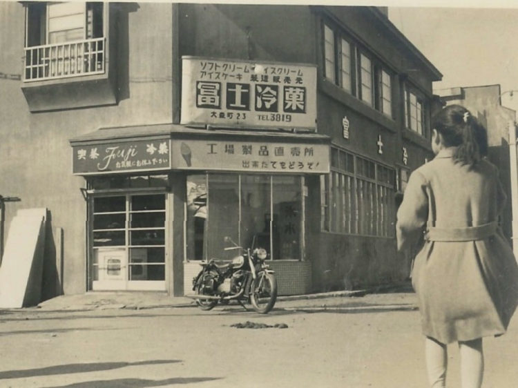 Photo extérieure de l'ancien magasin. Nakamura déclare : « L'extérieur a peut-être changé, mais l'emplacement sera toujours là. »