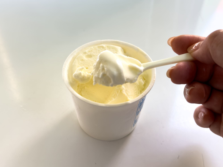 La ligne directrice pour savoir quand elle est prête à manger est la suivante : « Lorsque vous appuyez sur la tasse, la glace fondue devrait commencer à s'accumuler autour du bord. » La clé est de la rendre un peu plus dure que la crème glacée molle.