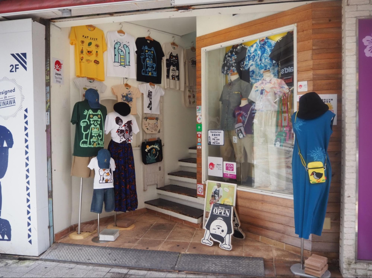 A l'entrée du magasin, un T-shirt aux couleurs vives vous accueille.