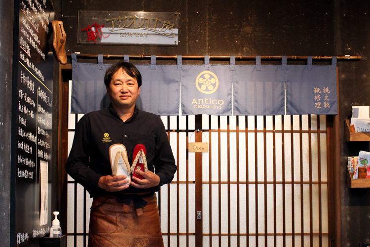 Hiroshi Asaoka est un artisan de chaussures en cuir.