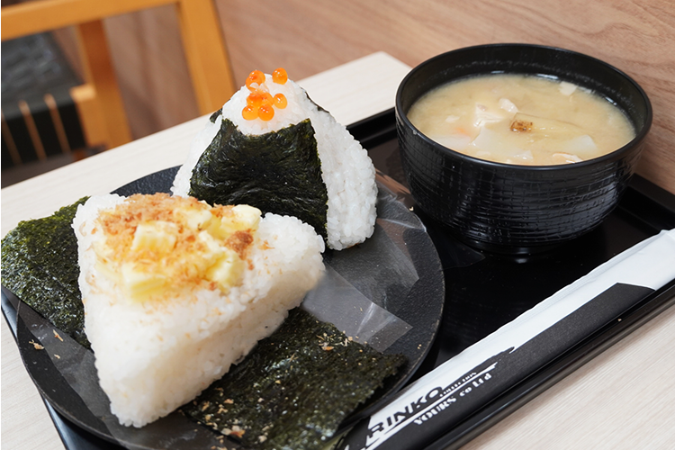 `` Bonite au fromage (à gauche), '' `` Sujiko (au centre) '' et `` Tonjiru (à droite).'' De plus, il existe une boule de riz de base au sel musubi « sans garniture », et vous pouvez choisir la taille entre régulière ou géante. Vous pouvez également mélanger deux types d’ingrédients moyennant des frais.