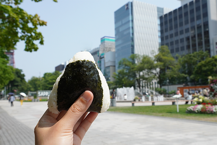 Lorsque vous quittez le magasin et descendez au rez-de-chaussée, vous verrez le parc Odori, le symbole de la ville. Les jours où il fait beau, nous vous recommandons de sortir la nourriture et de la déguster dans un espace ouvert.