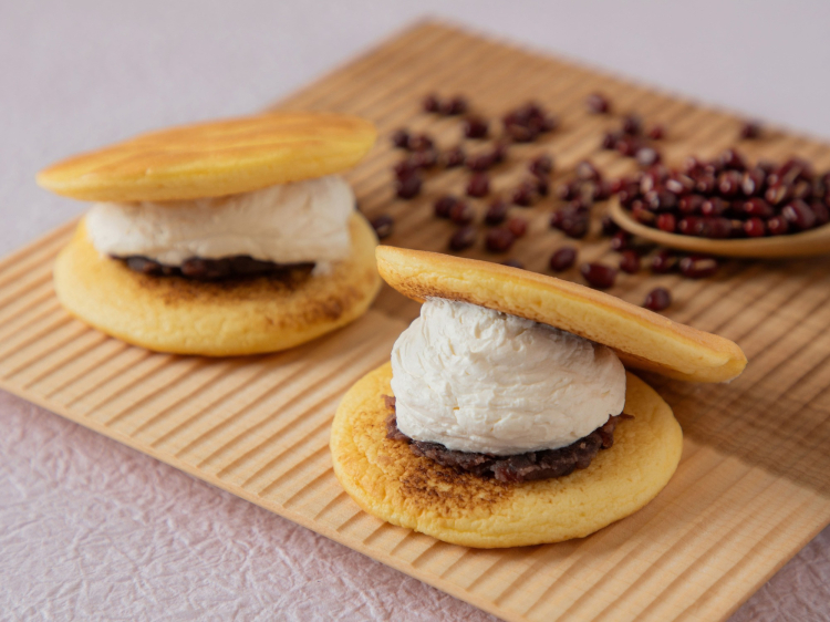 Le thème de Fukuru est le « nouveau dorayaki », qui affiche souvent complet même en semaine. La crème de lait de soja fait ressortir la gourmandise de la pâte de haricots rouges et la lie parfaitement à la pâte soufflée moelleuse.