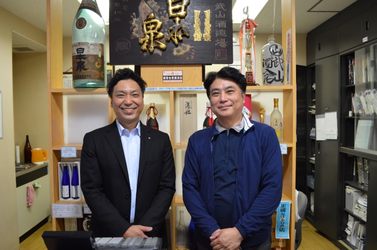 Takahiro Takeyama, responsable de la fabrication (photo de droite) et Shohei Takeyama, directeur commercial (photo de gauche)