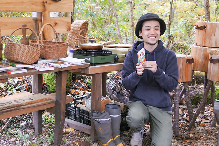 Junpei Mizukami, chasseur d'ingrédients naturels, vous guidera dans la cueillette des champignons à Gujo.