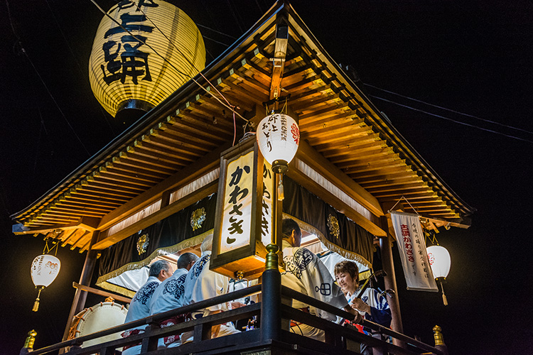 « Odori Yagura » est installé au milieu de la salle de danse. A l'intérieur, ce sont des «ondo-tori» et des «hayashi-kata» qui animent la salle.