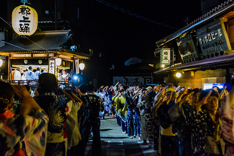 Les gens dansent autour d’Odori Yagura