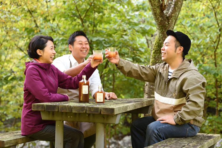 Les trois personnes qui ont fabriqué le Gifu Cola (à gauche : Kaori Izumino, au centre : Osamu Katayama, à droite : Tomonori Yotsui)