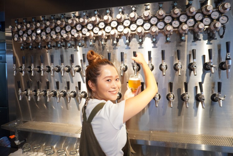 M. Aoki nous a servi de la bière pendant que nous nous amusions à écouter.