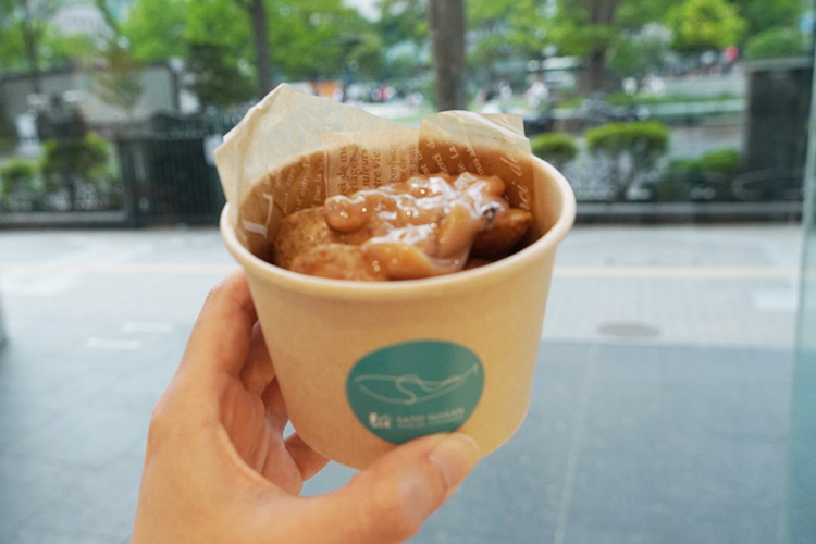 ``Jaga Butter Shokunin'' est un menu à emporter avec des délices originaux qui se marient bien avec le beurre de pomme de terre. Vous pouvez choisir parmi trois types : "Shiokara Shokunin (photo)", "Autumn Salmon Ishikari Flavor" et "Nishin Kirikomi".