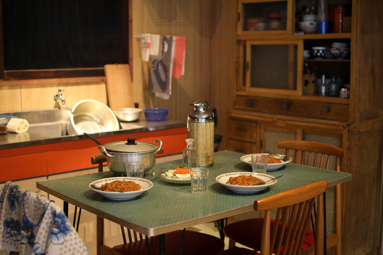 Un espace qui recrée le décor d'une cuisine de l'ère Showa