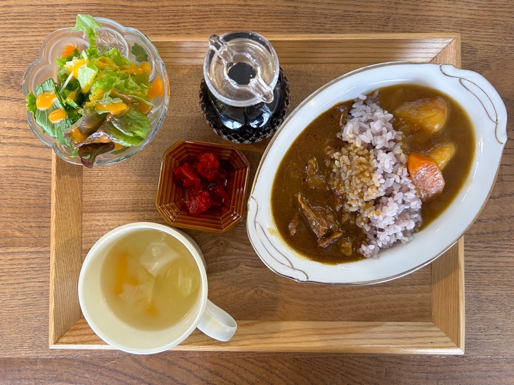 Menu de collaboration « Retro Showa Curry » avec le café de la mairie adjacent « Ina Cafe »