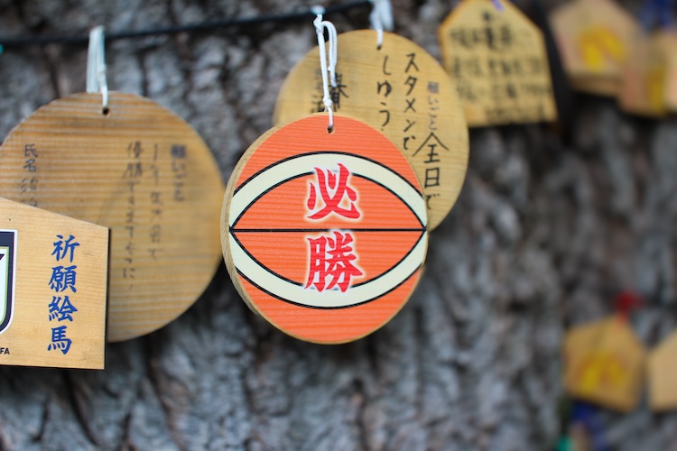 Les plaques Ema pour prier pour la victoire au baseball, au football, au volley-ball, au basket-ball et dans d'autres sports sont également populaires.