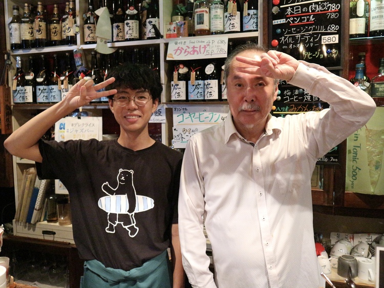 Le membre du personnel M. Sasaki (photo de gauche) et le chef propriétaire M. Habara (photo de droite) Il y a une raison à la position des pièces.