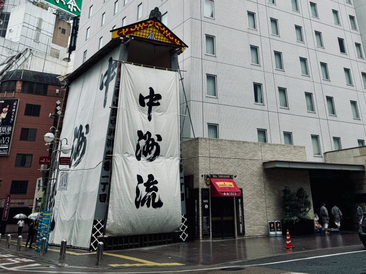 Un refuge de montagne contenant le « Kazariyama » de Nakasu-ryu est installé chaque année à côté de HOTEL RESOL TRINITY HAKATA.