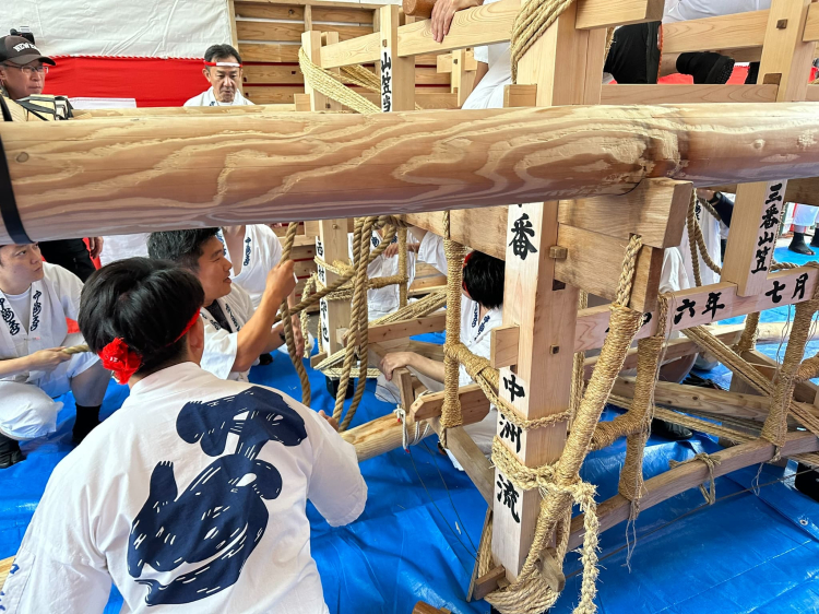 Le 26 juin, une cérémonie de « bojime » a eu lieu, au cours de laquelle les participants portant le « manteau mizu happi » qui unifiait le style Chuchu ont installé un poteau au sommet du stand yamakasa.