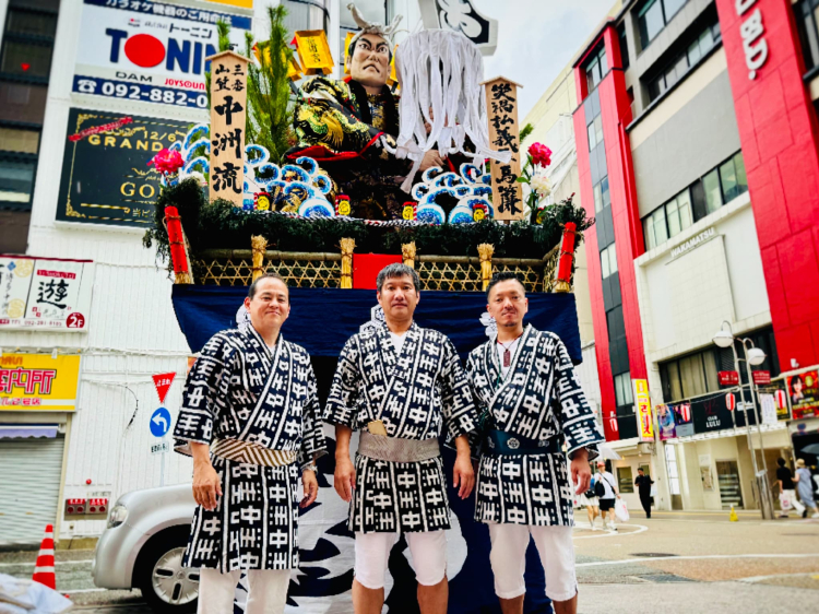 Officiers du Nakasu-ryu Kakiyama et Nakasu 1-chome en 2024 À gauche) Hygiène : Centre Takayuki Tsutsumaru) Application de la loi : Takeshi Shibata À droite) Jeune leader : Yoichi Uryu