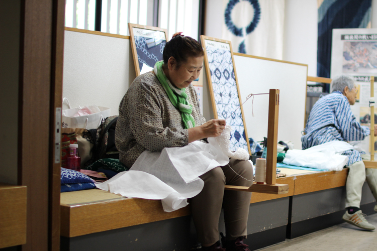 A l'Arimatsu Shibori Kaikan, deux artisans organisent également une démonstration de shibori.