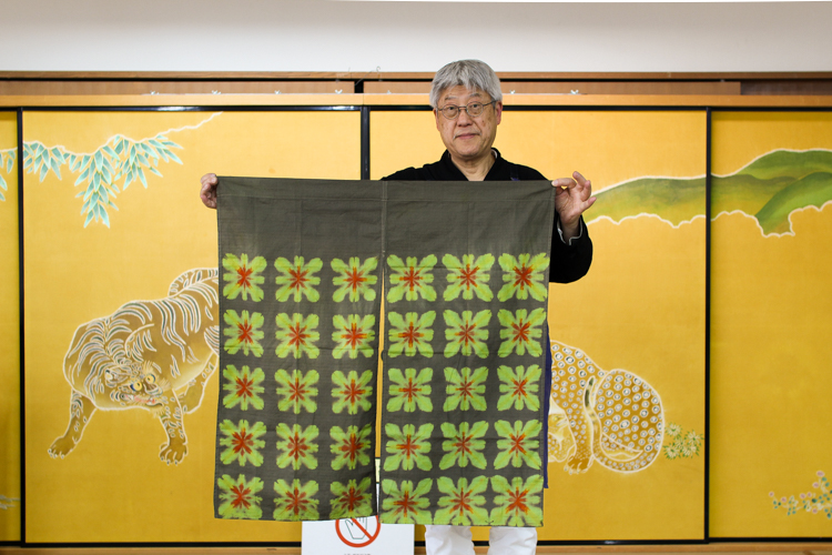 Tsuyoshi Kuno, teinturier à l'usine de teinture Kuno, Shibori Dyeing Co., Ltd.