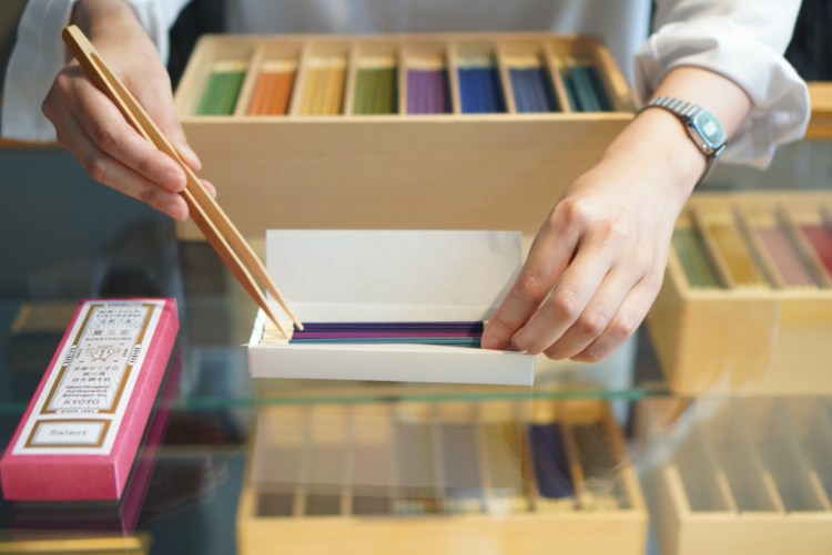 Des bâtons d'encens assortis et colorés sont recommandés comme souvenirs et cadeaux.