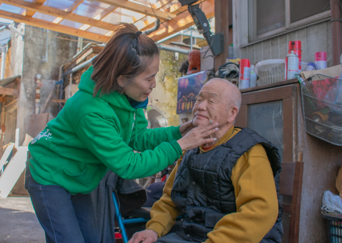 Ayako Ishida (à gauche), la responsable du magasin, et Isamu Ishida (à droite), également connu sous le nom de Kamajiji.