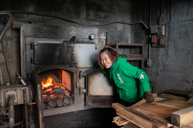 Ayako m'a appris à empiler du bois de chauffage à Kamaba.