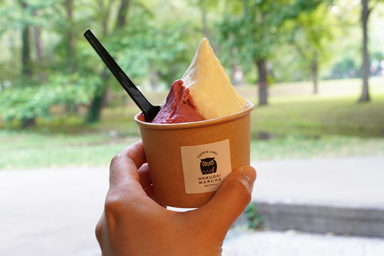 « Gelato Double (Haskap/Hokkaido University Milk) » est disponible à emporter. Les jours de beau temps ou pendant la saison hivernale, nous vous recommandons de vous asseoir sur la terrasse et de profiter de la nature.