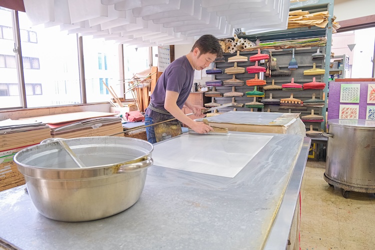 Fabriquer du papier de couleur irisé. Un éclat unique est créé en appliquant des couches avec un pinceau.