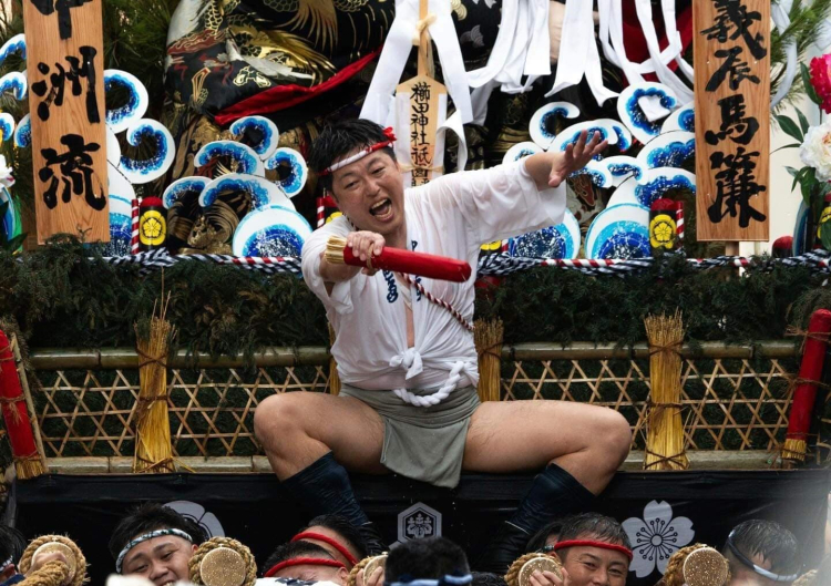 Takashi Higuchi dirige le Nakasu-ryu (Nagare) au Hakata Gion Yamakasa, un festival traditionnel de Fukuoka.