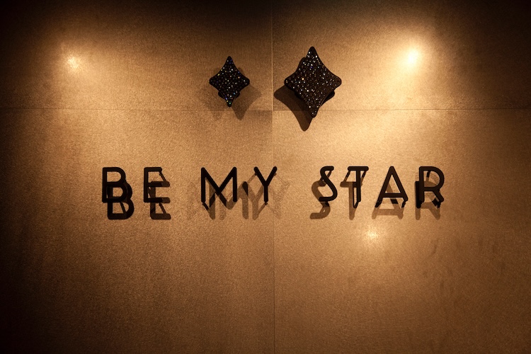 Les mots « BE MY STAR » affichés à l'intérieur du restaurant