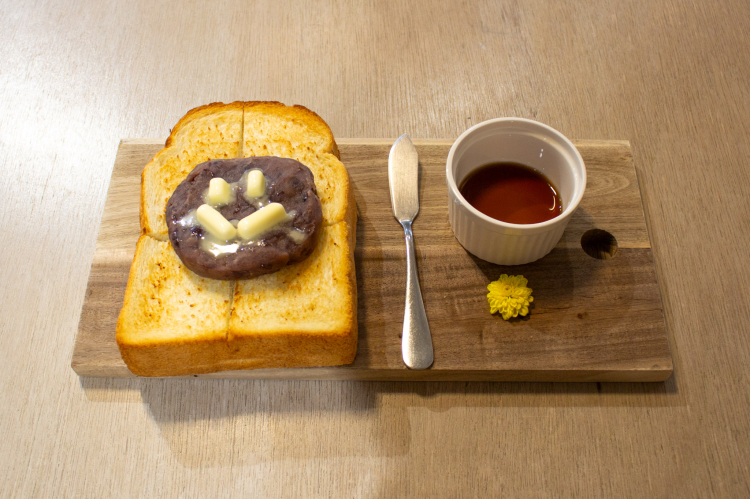 Toast Ogura avec pâte de haricots rouges maison qui a l'air mignon