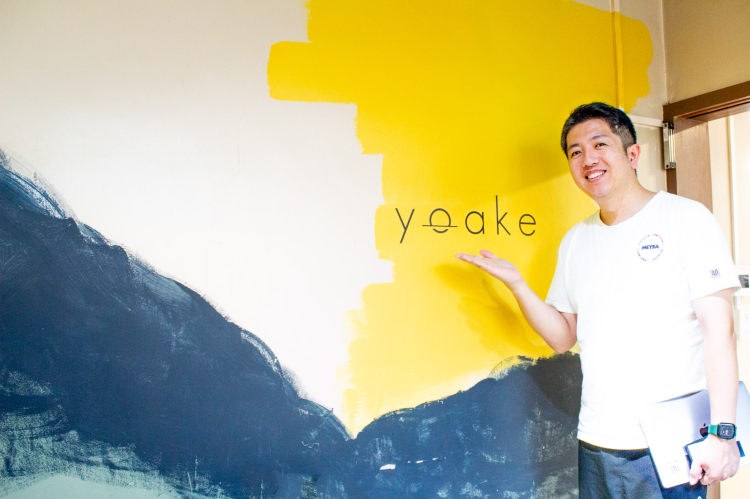 Hirokazu Ochiai, représentant de « Holidays Co., Ltd. », qui exploite « yoake »