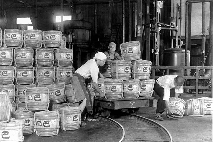 Apparemment, des barils de sauce soja ont été transportés le long des voies ferrées menant à la gare JR Naebo. Le caractère « Tomoe » est inscrit sur le canon. À cette époque, les « ateliers de tonneaux » fabriquaient des tonneaux et étaient également chargés de les réparer (avec l'aimable autorisation de « Fukuyama Jozo »).