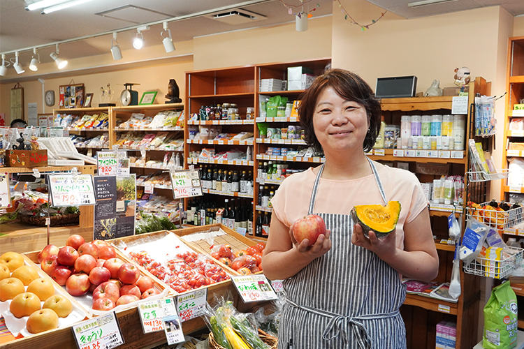 Depuis environ 30 ans, M. Hashimoto a été impliqué dans un large éventail d'activités, notamment les ventes, les ventes, la planification des produits et la maintenance du magasin, travaillant à rendre le magasin encore meilleur.