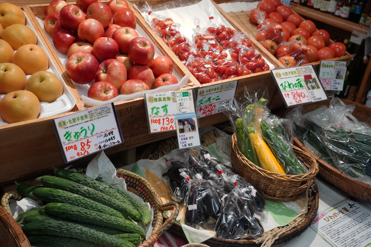 Une vue du rayon légumes au début de l’automne. Profitez des changements de saisons avec un mélange d'articles saisonniers d'été et d'automne.