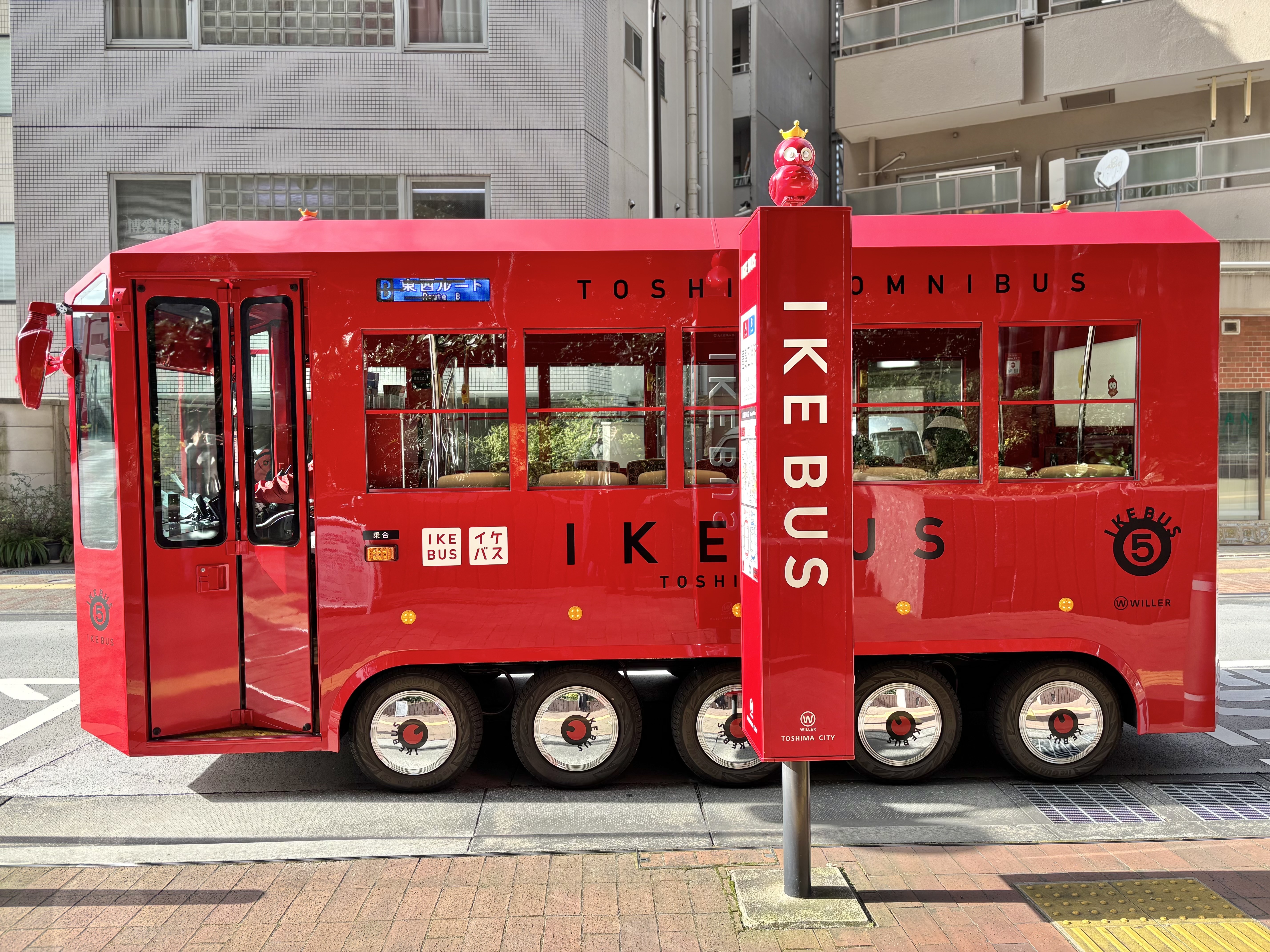 Transformez la vie urbaine quotidienne en un paysage de voyage. Que diriez-vous de faire une promenade tranquille autour d'Ikebukuro à bord du « IKEBUS » ?