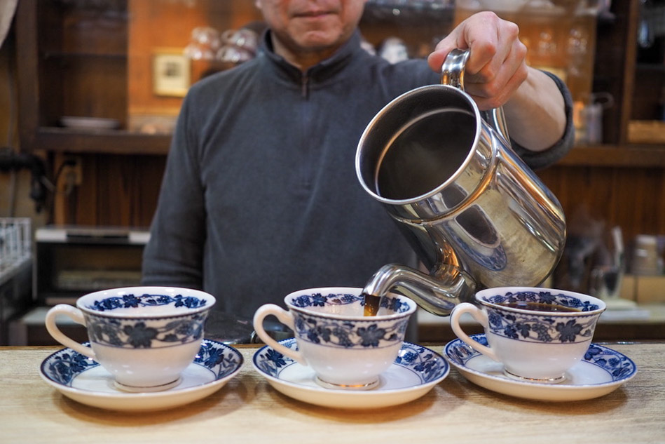 Un café apprécié depuis toujours. Une histoire centenaire à savourer dans l'un des plus anciens cafés d'Osaka.