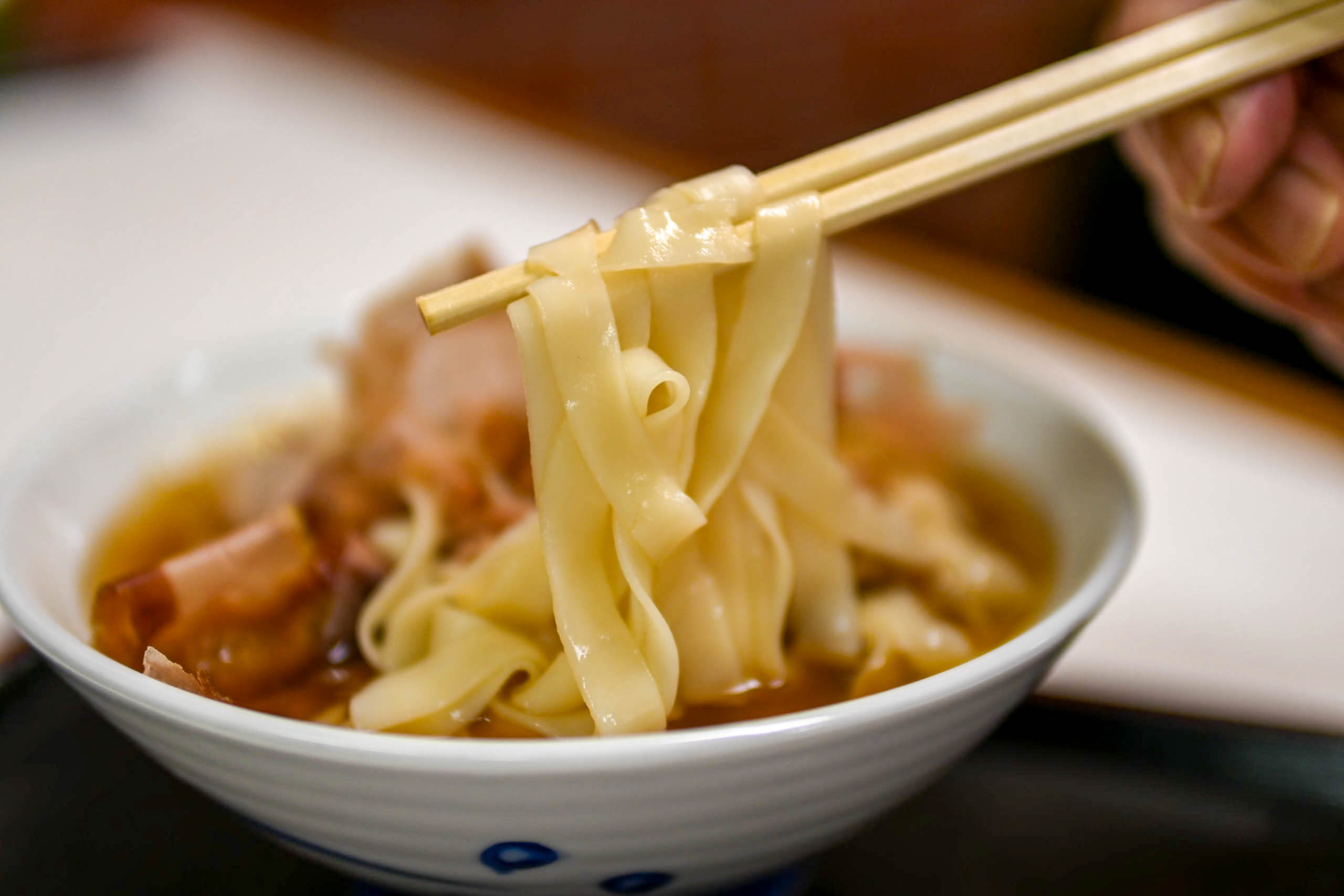 Savourez une douce tasse de café chez Sarashina Honten, un café historique de Kyoto fort de 150 ans d'histoire.