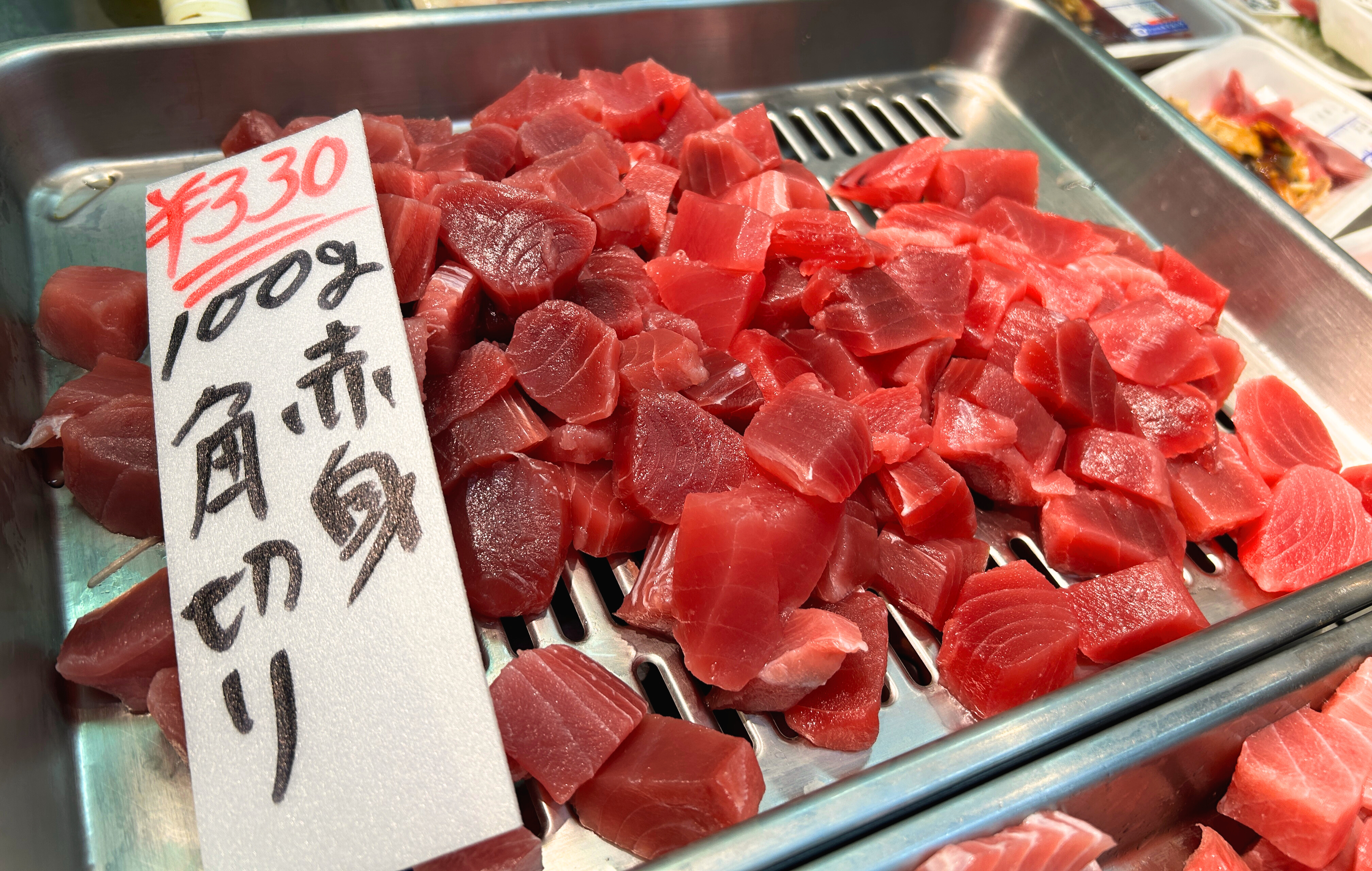 « Bienvenue ! » Une voix enjouée salue le commerçant d'une poissonnerie située dans une rue commerçante historique.