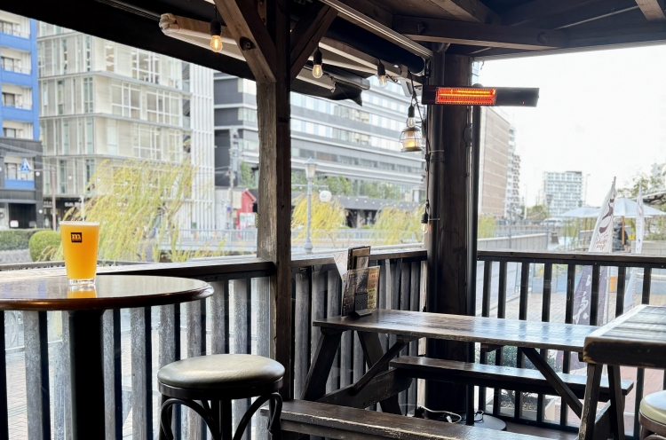 Déguster une bière artisanale sur une agréable terrasse au bord de la rivière est le meilleur
