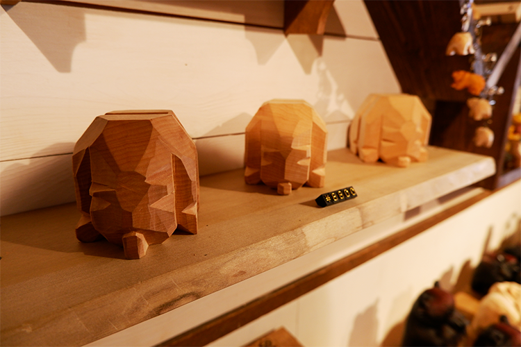 "Ours abstrait" de Kawaguchi. Même si la forme est la même, vous pouvez obtenir un goût différent simplement en changeant d’espèce d’arbre.